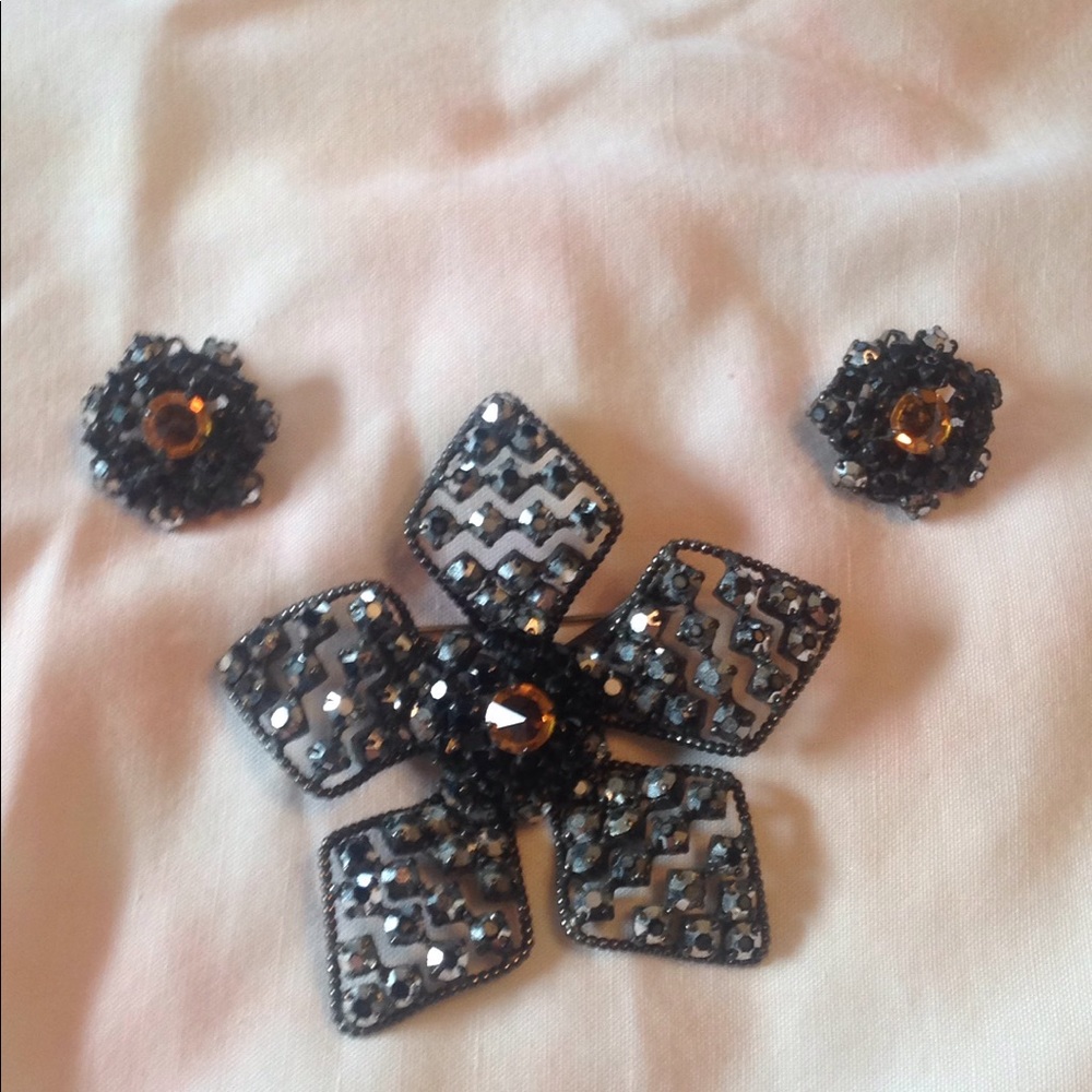 Brooch and clip earrings